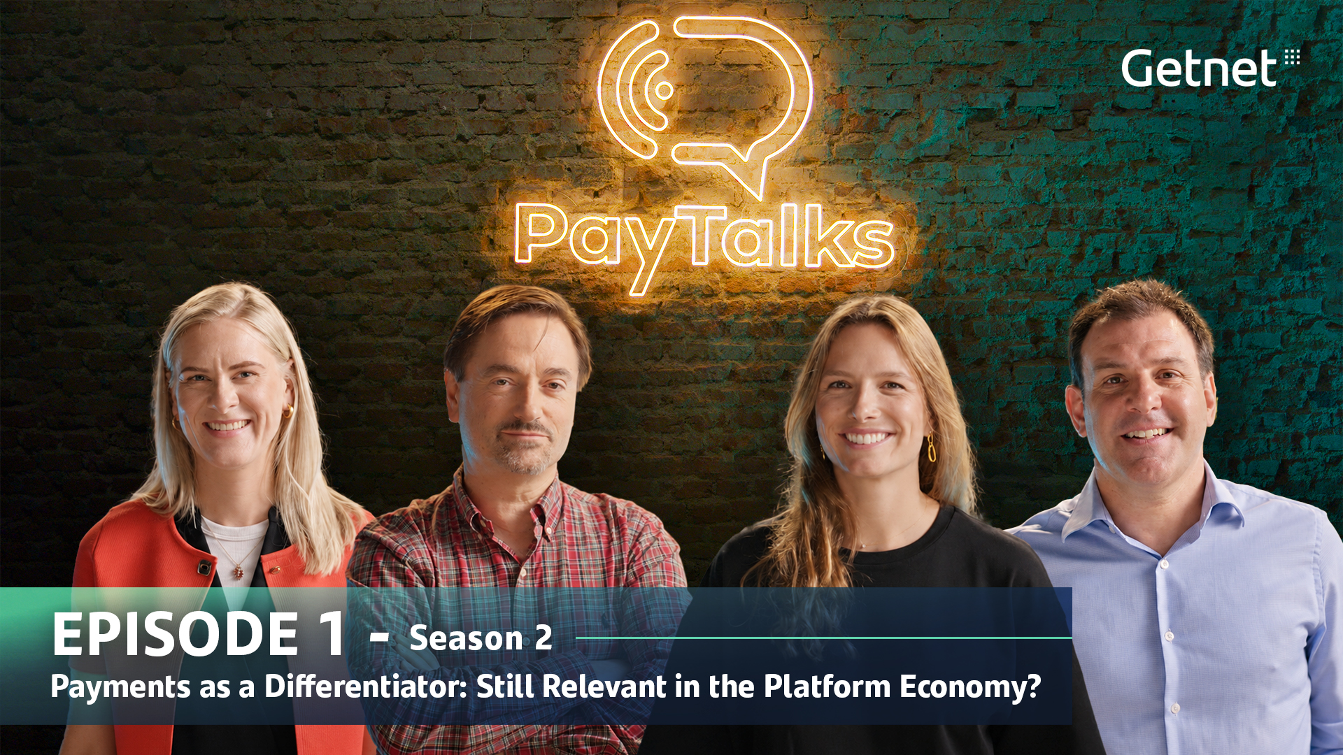 Grupo de personas presentando podcast